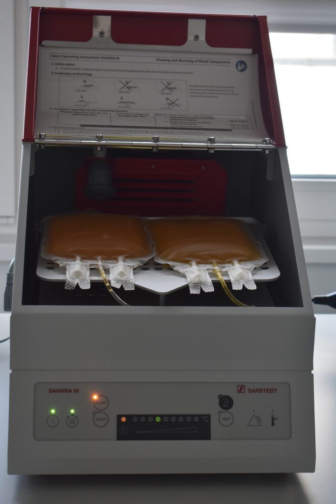 Urządzenie do suchego odmrażania osocza świeżo mrożonego