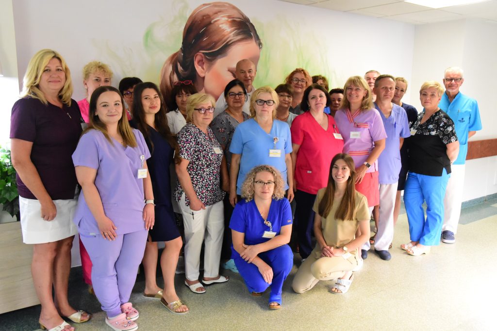 zdjęcie grupowe personelu oddziału ginekologiczno-położniczego
