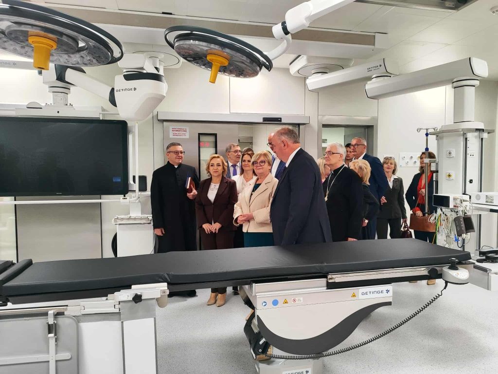 goście zwiedzają salę operacyjną