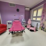 sala porodowa, w niej łóżko porodowe, fotel dla osoby towarzyszącej i potrzebny sprzęt