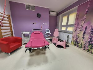 sala porodowa, w niej łóżko porodowe, fotel dla osoby towarzyszącej i potrzebny sprzęt