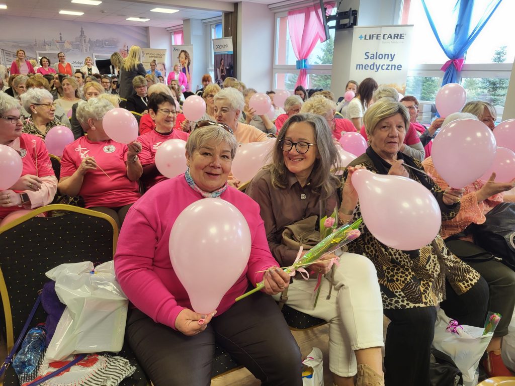 na sali grupa kobiet z napompowanymi balonami