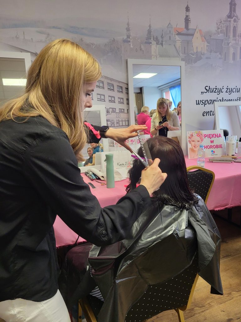 fryzjerka układa włosy pacjentce