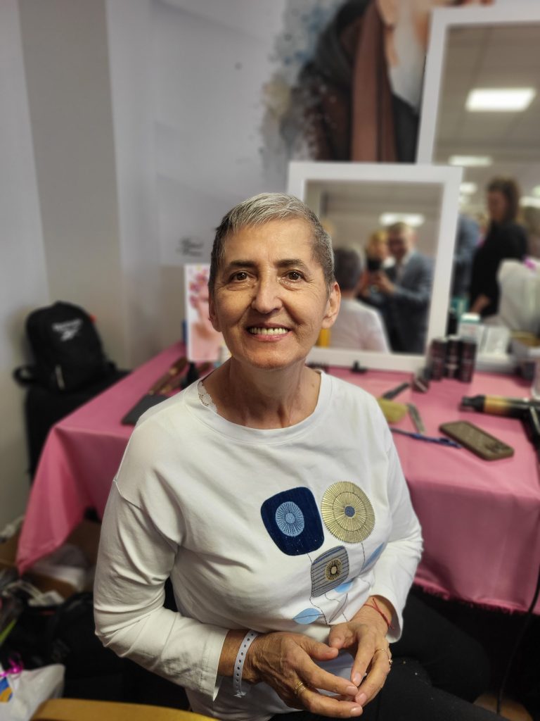 kobieta pozuje do zdjęcia z nową fryzurą