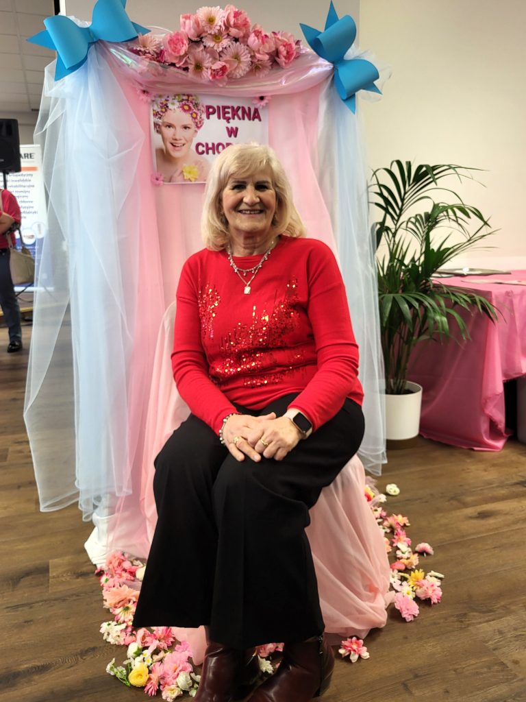 kobieta na specjalnie przygotowanym fotelu do zdjęć