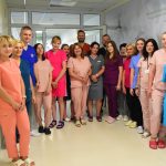 pracownicy oddziału onkologicznego na zdjęciu grupowym