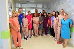 pracownicy oddziału onkologicznego na zdjęciu grupowym