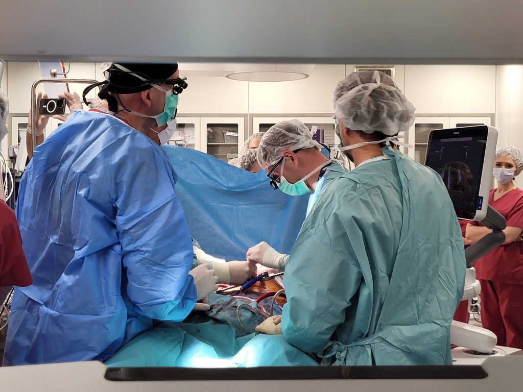 sala operacyjna trzy osoby przy stole operacyjnym