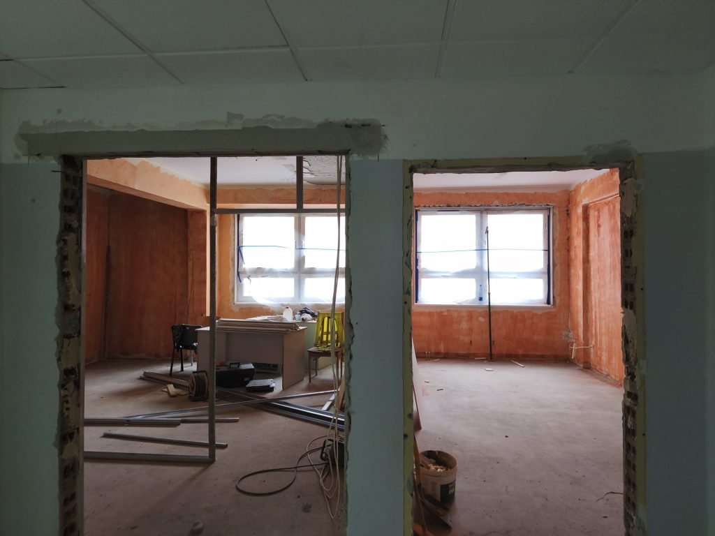 pomieszczenia w remoncie, wyburzone ściany i rusztowanie