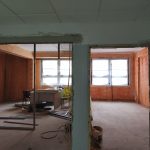 pomieszczenia w remoncie, wyburzone ściany i rusztowanie