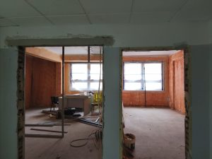 pomieszczenia w remoncie, wyburzone ściany i rusztowanie