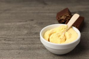 miska z masłem obok kawałek ciasta