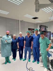 personel medyczny na sali operacyjnej