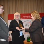 dyrektorka szpitala wręcza statuetki pracownicom szpitala, obok wicemarszałek województwa