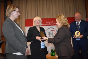 dyrektorka szpitala wręcza statuetki pracownicom szpitala, obok wicemarszałek województwa