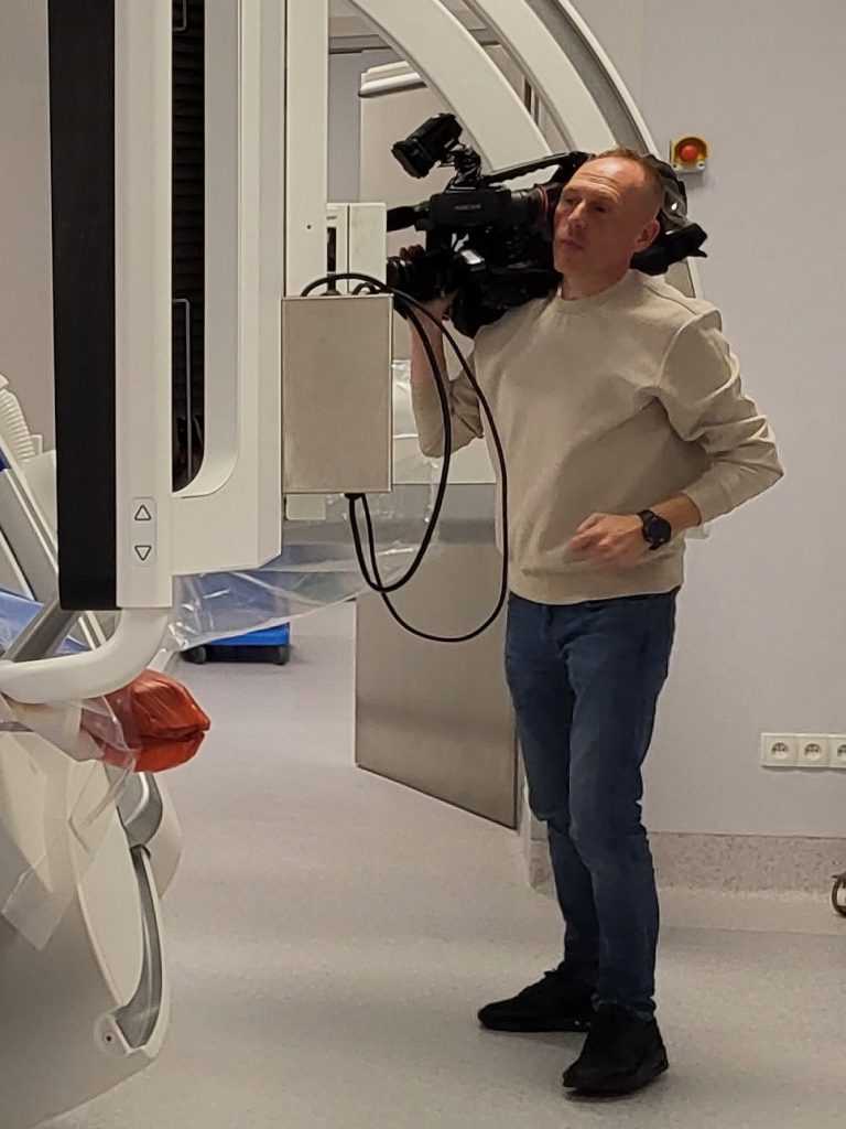 operator telewizyjny z kamerą na oddziale
