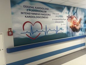 fototapeta na ścianie na korytarzu z nazwą oddziału i kardiogramem