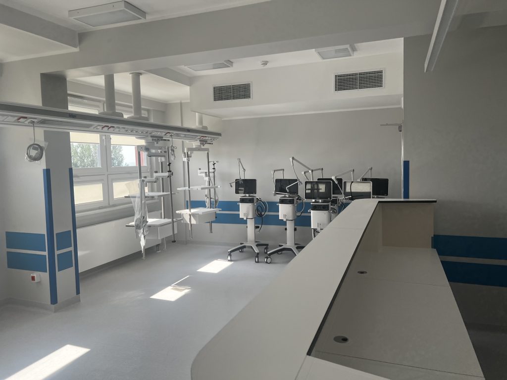 sala intensywnego nadzoru, pusta, pod ścianą ustawiony sprzęt