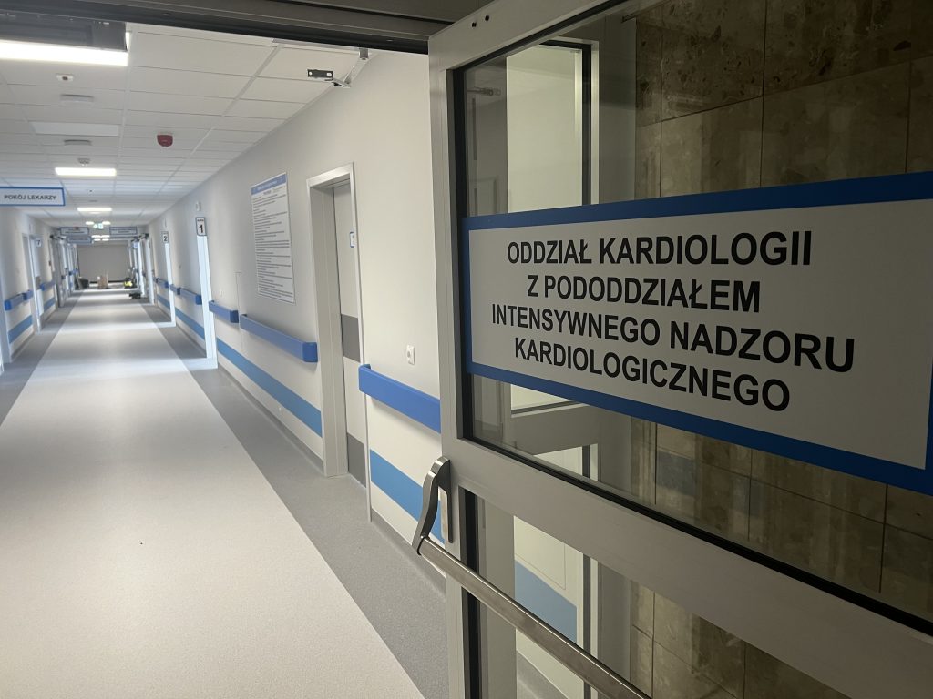 szpitalny korytarz, na pierwszym planie drzwi na oddział kardiologii
