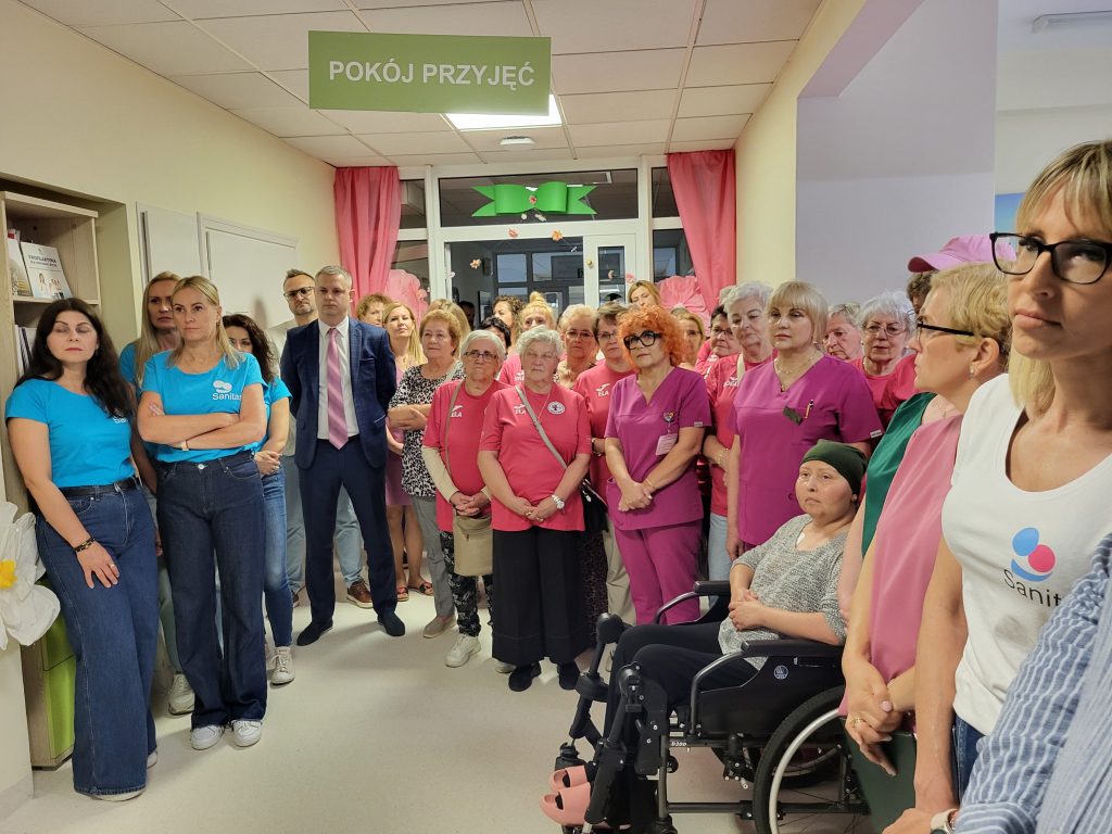 na szpitalnym korytarzu zgromadzeni wolontariusze, pacjenci i personel