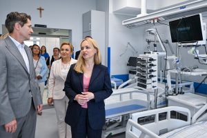 na sali intensywnego nadzoru stoją: minister zdrowia, dyrektor i kierownik oddziału, na sali są łóżka i aparatura, ale nie ma pacjentów