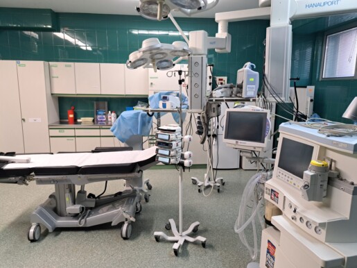 sala zabiegowa szpitalnego oddziału ratunkowego, na pierwszym planie łóżko zabiegowe, przy nim aparatura medyczna, w tle szafki