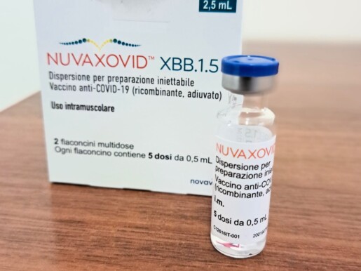 ampułka ze szczepionką Nuvaxovid, z tyłu pudełko po preparacie