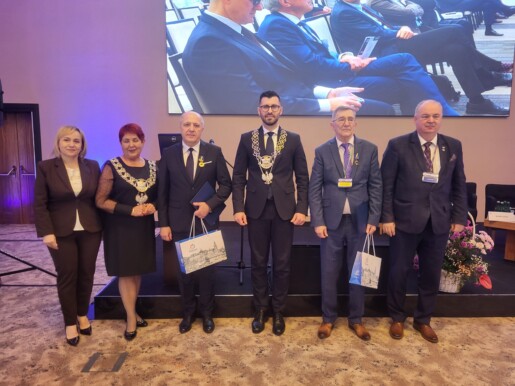nagrodzeni lekarze w towarzystwie wiceprezydenta wiceprzewodniczącej rady, dyrektorki i wicemarszałka