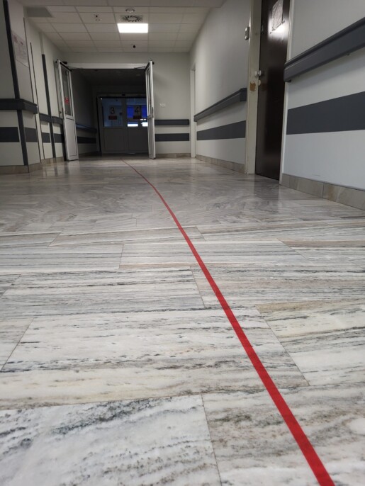 czerwona linia na podłodze korytarza szpitalnego