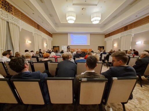 zdjęcie sali konferencyjnej od tyłu, uczestnicy wysłuchują prelekcji