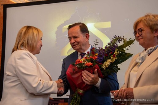 Dyrektor Barbara Stawarz odbiera gratulacje i bukiet kwiatów od marszałka Władysława Ortyla