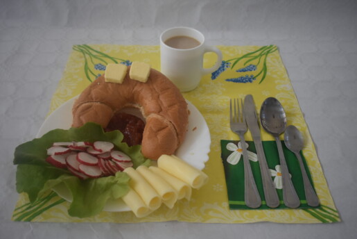rzodkiewka, rogalik, ser żółty
