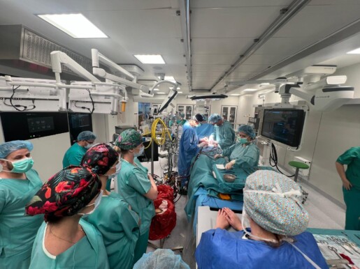 operacja, specjalistyczny sprzęt operacyjny, monitory, personel