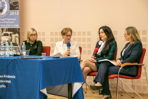 przy stole przykrytym niebieskim obrusem siedzą 4 kobiety uczestniczące w panelu dyskusyjnym