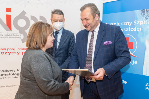 Dyrektor szpitala w Przemyślu dr n. o zdr. odbiera nagrodę z rąk Rafała Błoszczyńskiego, dyrektora Biura Profilaktyki Narodowego Funduszu Zdrowia (po lewej) oraz dr n. med. Marka Tombarkiewicza, przewodniczącego kapituły konkursu.