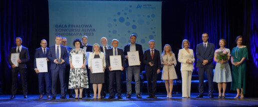 Wspólne zdjęcie wszystkich laureatów konkursu, lekarzy i dyrektorów nagrodzonych szpitali na scenie