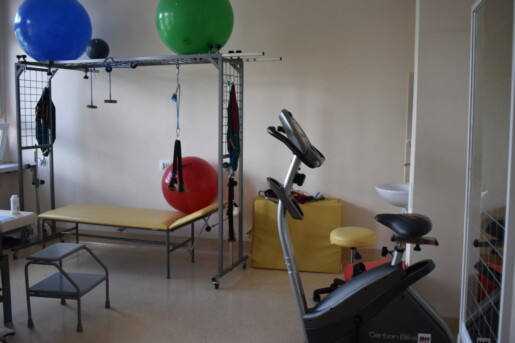 sala do ćwiczeń, znajdują się w niej m.in. rower stacjonarny, piłki, materace, drabinki, wyciągi