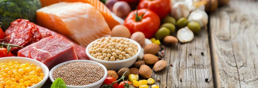 pomidory, orzechy, na stole mięso, ryby, strączkowe