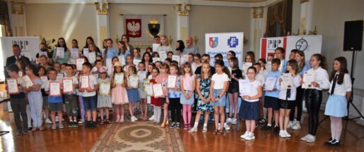 zdjęcie grupowe wszystkich uczestników konkursu w sali biblioteki