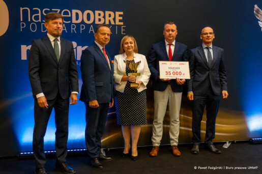 dyrektor szpitala Barbara Stawarz i zastępca Rafał Kopacz na scenie ze statuetką i dyplomem w towarzystwie marszałka województwa i organizatorów konkursu, łącznie 5 osób