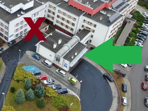 zdjęcie z lotu ptaka, wejścia oznaczone strzałką oraz X - nieczynne